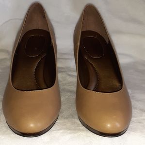 Kelly & Katie size 7.5 Tan heels. NwBox